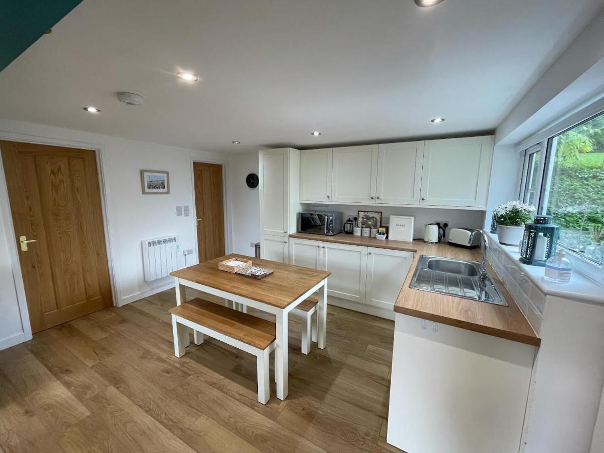 Lovely ground floor apartment in quiet village Exeter Buitenkant foto