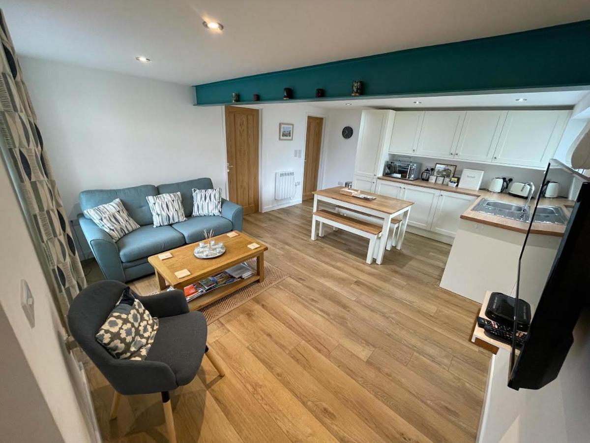 Lovely ground floor apartment in quiet village Exeter Buitenkant foto